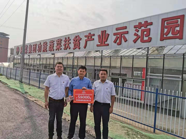 扶贫队员杨天王博与集中村支书 合影.jpg