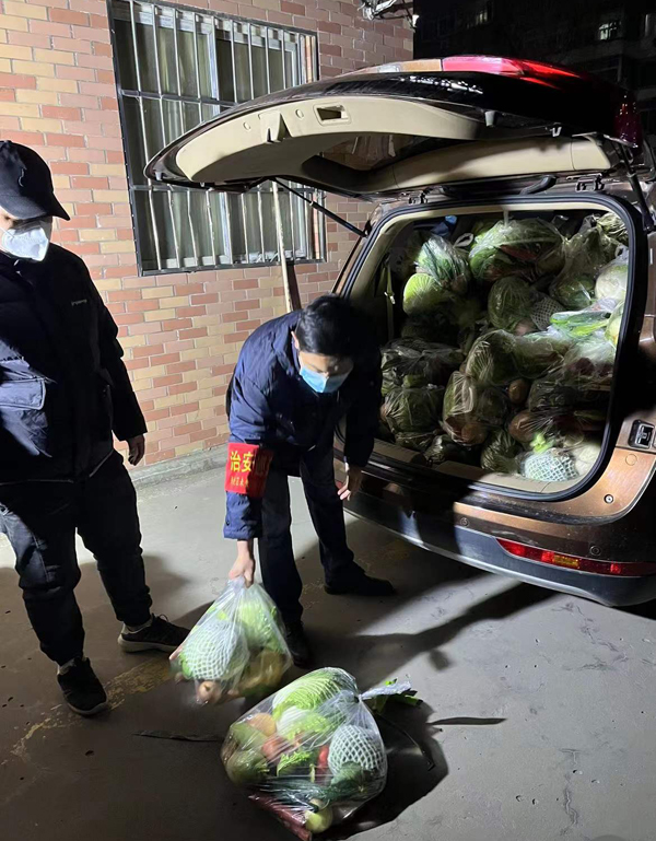 下沉干部常冬为社区居民分发蔬菜物资.jpg