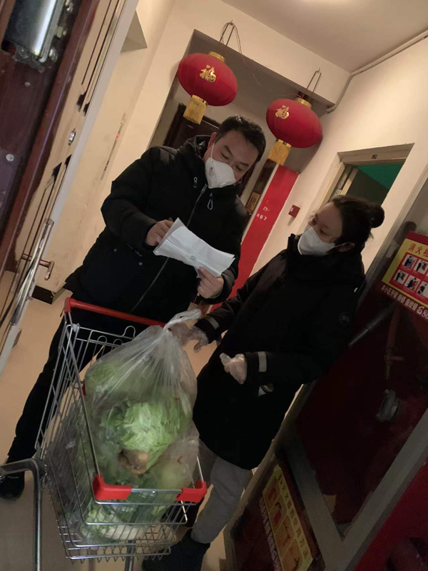 国际贸易公司志愿者吴少立为所在小区业主配送蔬菜物资.jpg