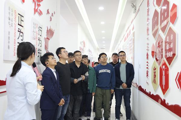图三：参观廉洁阵地.jpg